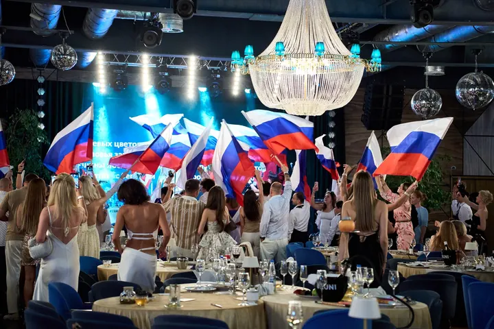 Зал шоу и гости с флагами